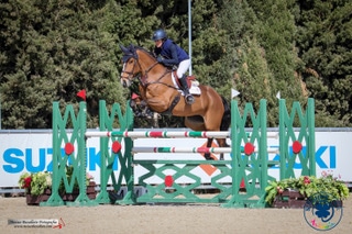 Sarah Lewis Show-jumping with the helite Zip’In 2 airvest